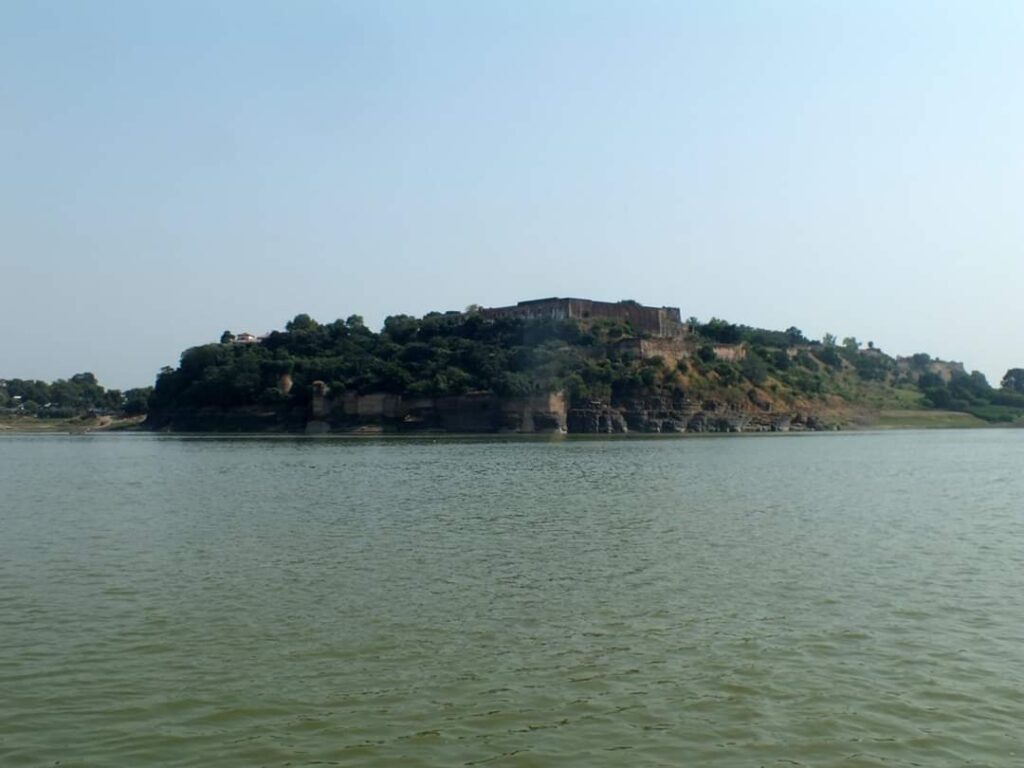 चुनार किल्ला (२०१९) त्रिंबकजी डेंगळे यांना इथे ठेवले होते 